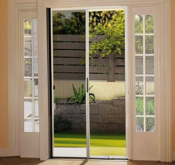RETRACTABLE SINGLE DOOR MESH SCREEN