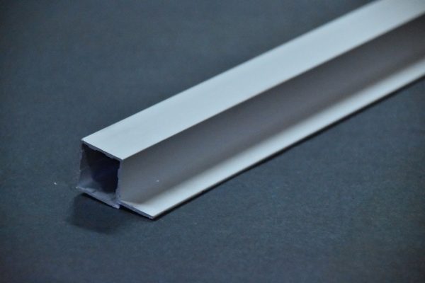 1 X 1 SINGLE FLANGE (WOODGRAIN PINE) 21FT