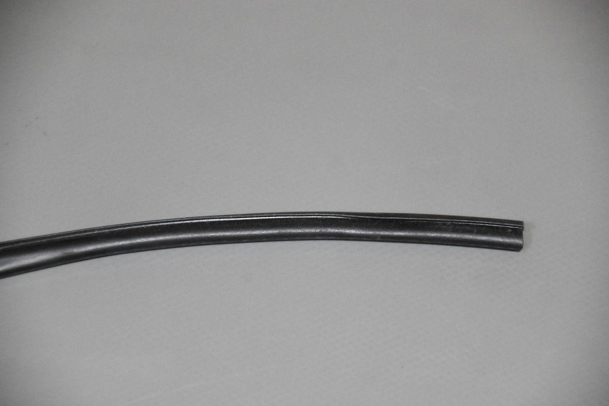 PROJECTING RUBBER BULB BK (PER FT)